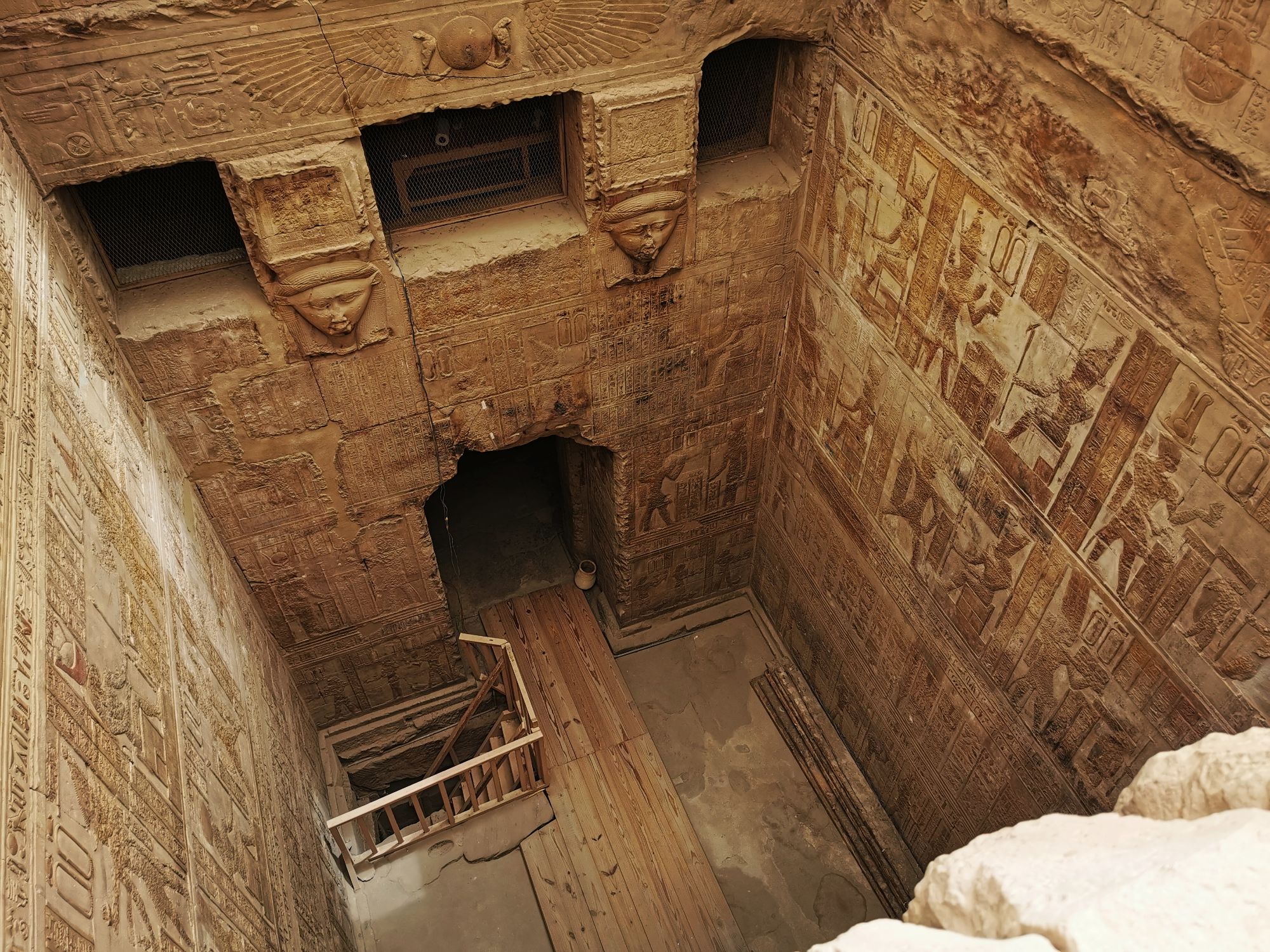Temple Dendera, jasmine debels, egypt